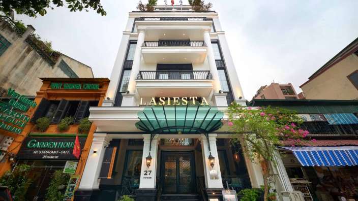 Das Hotel lasiesta befindet sich an der Ecke einer Straße