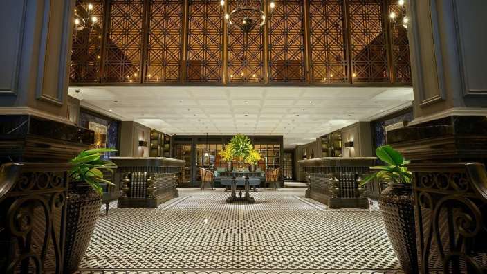 Ein großer Raum mit einem Tisch und Stühlen darauf