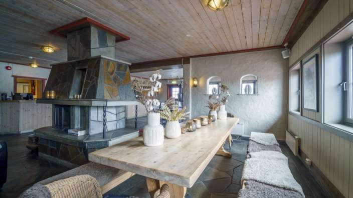 Ein Wohnzimmer mit einem Tisch und einem Kamin