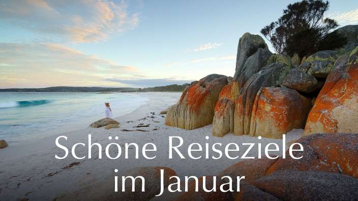 Eine Frau steht an einem Strand mit der Aufschrift schöne reiseziele im januar