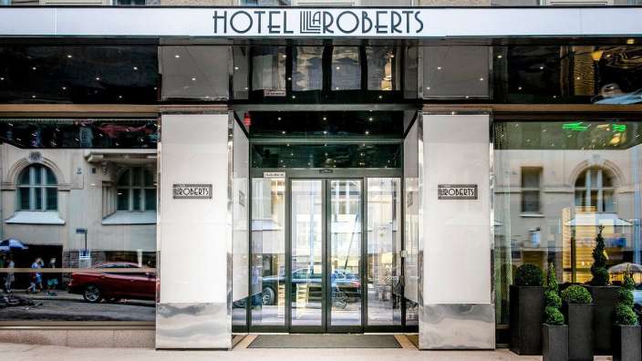 Der Eingang zum Hotel llroberts mit einer Glastür
