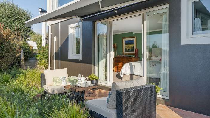 Ein Wohnzimmer mit einem Stuhl und einem Tisch