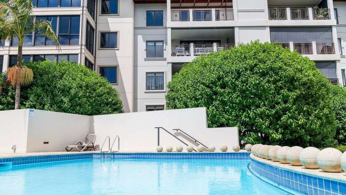 Ein großer Swimmingpool in der Nähe eines großen Gebäudes