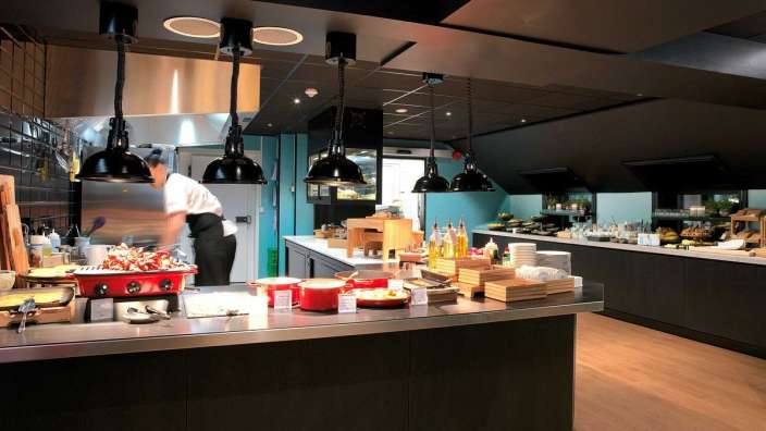 Ein Mann steht in einer Küche und bereitet Essen