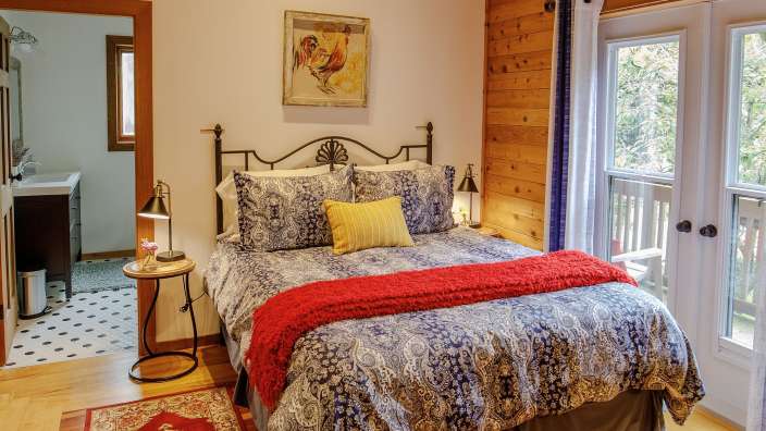 Ein Schlafzimmer mit einem Bett und einer roten Decke