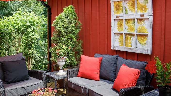 Ein Wohnzimmer mit einer Couch und zwei Stühlen