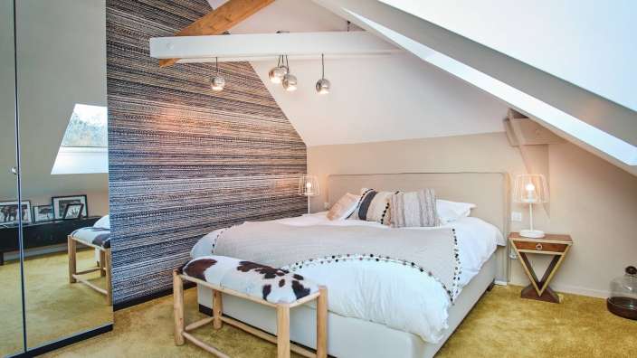 Ein Schlafzimmer mit einem Bett und einem Spiegel