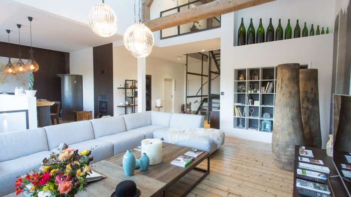 Ein Wohnzimmer mit einer weißen Couch und einem Holztisch