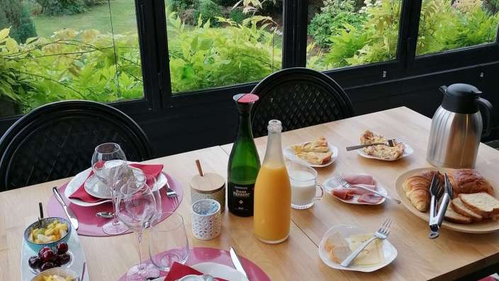 Auf einem tisch steht eine flasche champagne berger