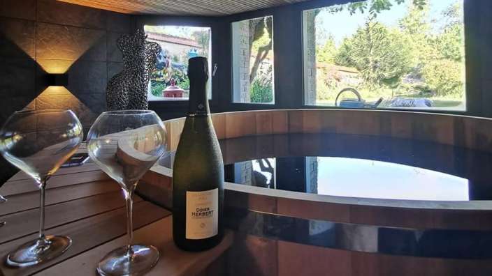 Eine Flasche champagner steht neben zwei gläsern