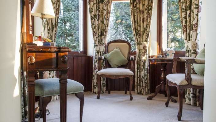 Ein Wohnzimmer mit einem Stuhl und einem Tisch