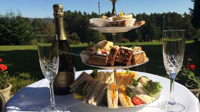 Eine Flasche prosecco steht neben einem Teller mit Essen