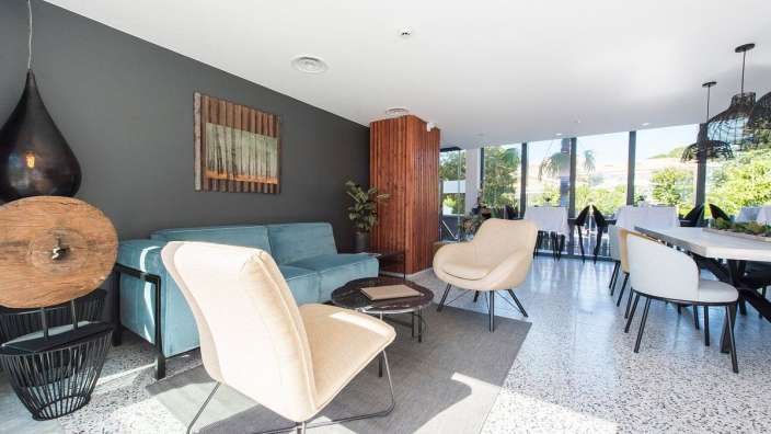 Ein Wohnzimmer mit Couch und Stühlen und einem Tisch