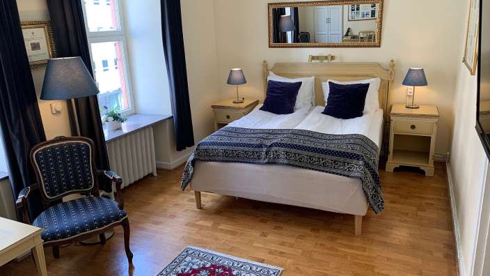 Ein Schlafzimmer mit einem Bett und zwei Nachttischen