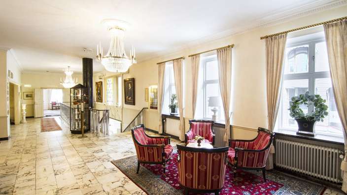 Ein Wohnzimmer mit roten Stühlen und einem Tisch