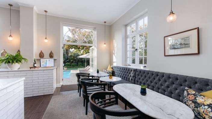 Ein Wohnzimmer mit vielen Tischen und Stühlen