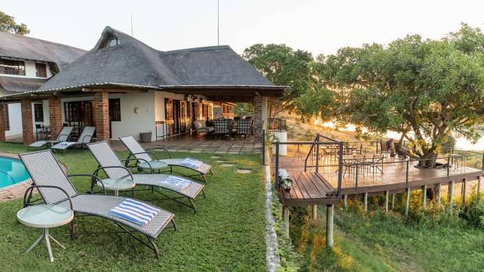 Ein Haus mit einem Pool und einem Deck davor
