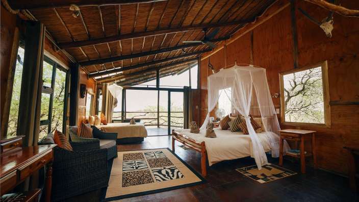 Ein Zimmer mit einem Bett und einem Stuhl