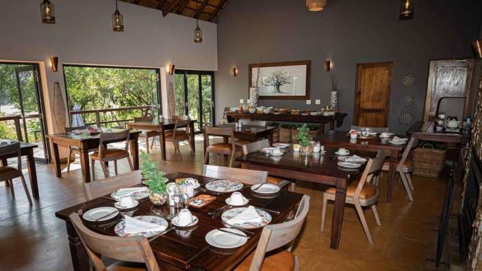 Ein Esszimmer mit vielen Tischen und Stühlen