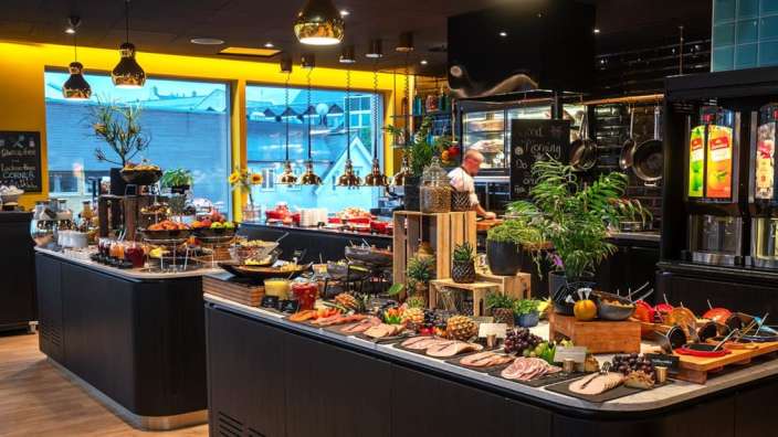 Ein Buffet in einem Restaurant mit verschiedenen Speisen und Getränken