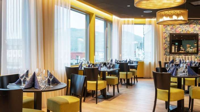 Ein Restaurant mit vielen Tischen und Stühlen