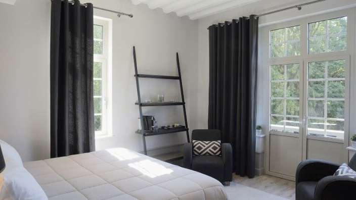 Ein Schlafzimmer mit einem Bett und einem Stuhl