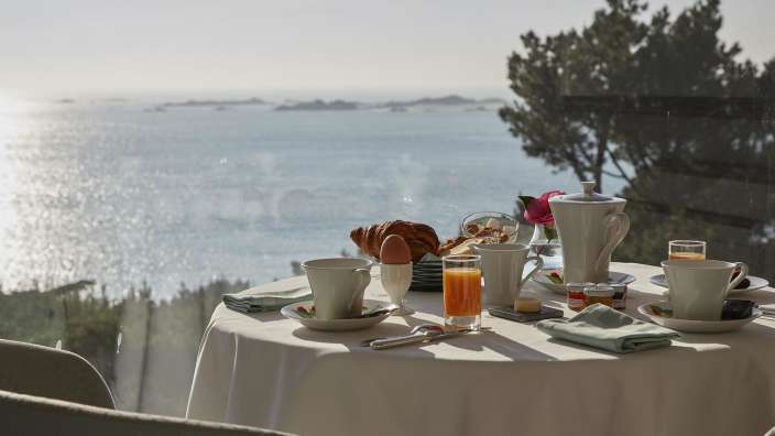 Ein Tisch mit Frühstück und einem Blick auf das Meer