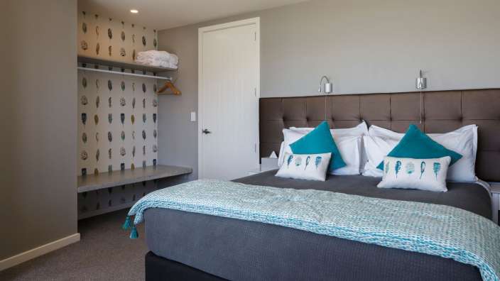 Ein Schlafzimmer mit einem Bett und Kissen mit Federn darauf