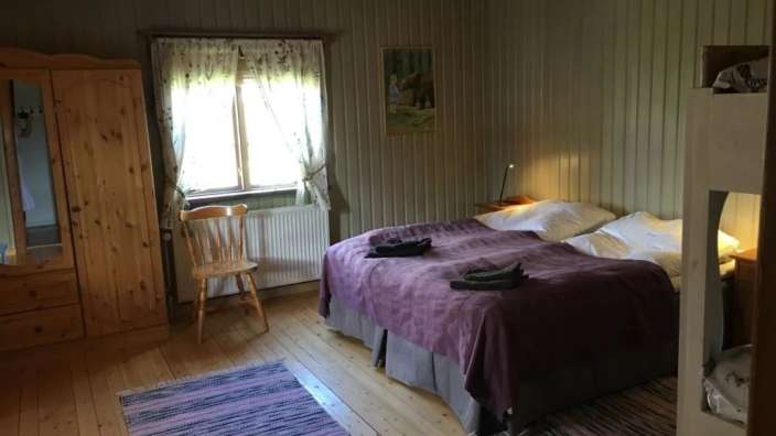 Ein Schlafzimmer mit einem Bett und einem Hochbett