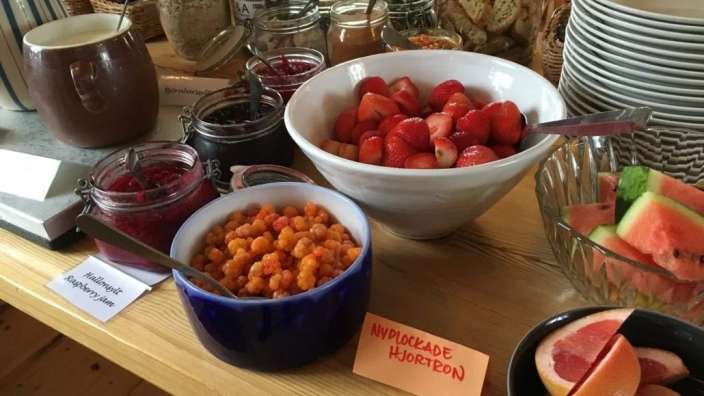 Eine Auswahl an Obst und Marmelade steht auf einem Tisch