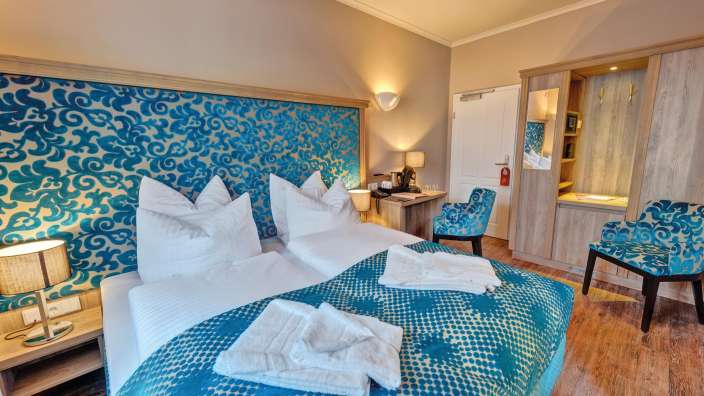 Ein Hotelzimmer mit einem Bett und einem Stuhl