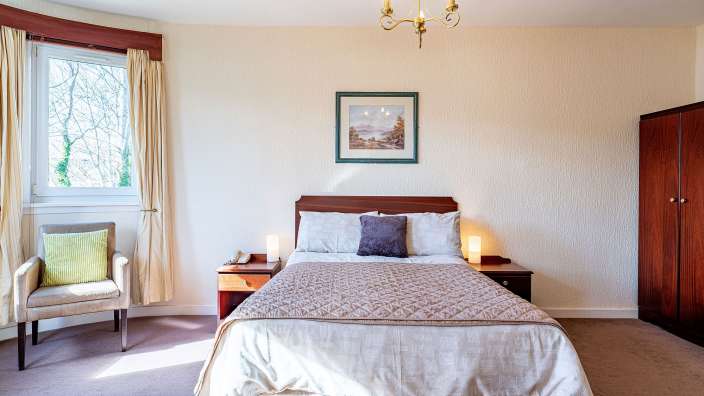 Ein Schlafzimmer mit einem Bett und einem Stuhl