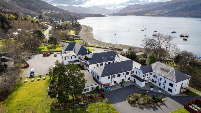 Eine Luftaufnahme eines großen Gebäudes in der Nähe eines Sees