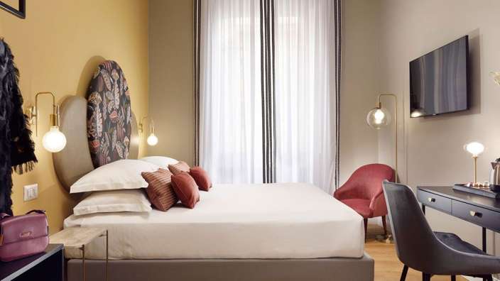 Ein Hotelzimmer mit einem Bett und einem Stuhl