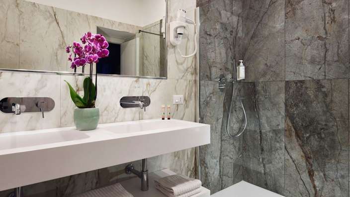 Ein Badezimmer mit einem Waschbecken und einer Dusche