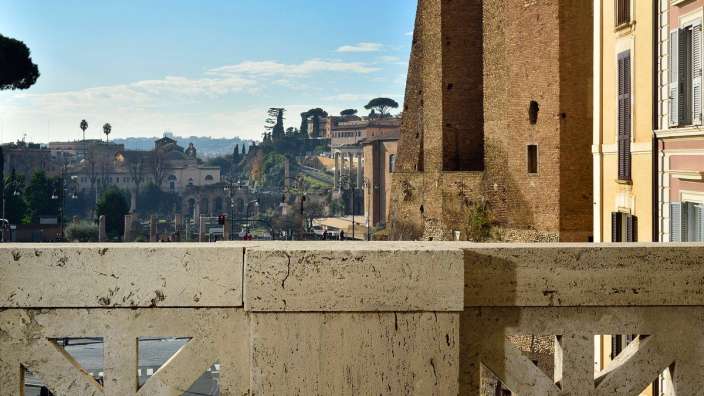 Ein Blick auf eine Stadt von einem Balkon aus