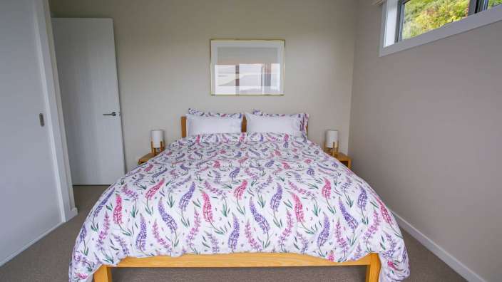 Ein Schlafzimmer mit einem Bett und einem Gemälde an der Wand