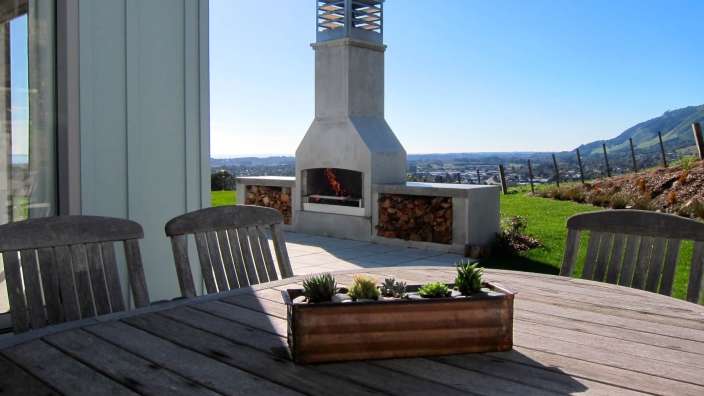 Ein Holztisch mit einem Blumentopf auf dem Tisch