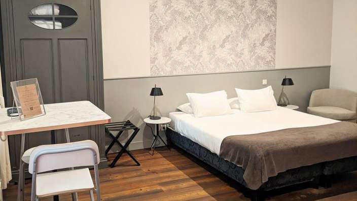 Ein Hotelzimmer mit einem Bett und einem Tisch