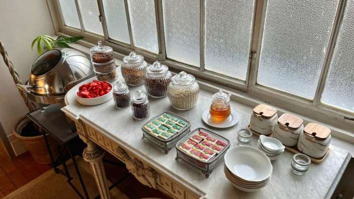 Ein Tisch mit einer Vielzahl von Lebensmitteln darauf