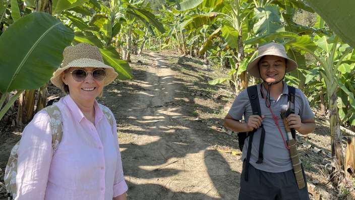 Eine Frau und ein Mann stehen auf einem Feldweg