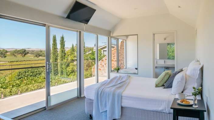 Ein Schlafzimmer mit einem Bett und einem Fernseher an der Decke