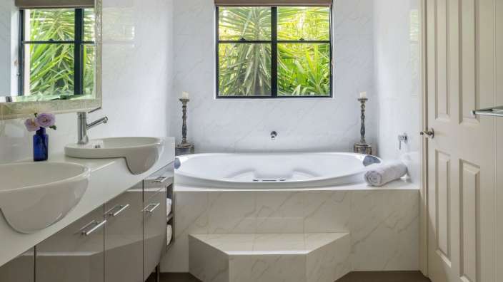 Ein Badezimmer mit zwei Waschbecken und einer Badewanne