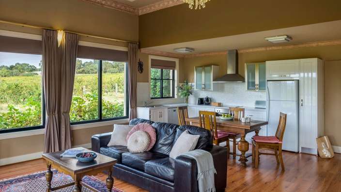 Ein Wohnzimmer mit einem Couchtisch und einem Esstisch