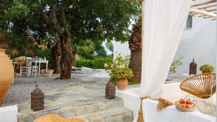 Ein weißer Vorhang hängt an einer weißen Wand