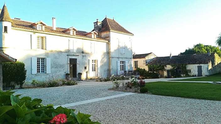 Ein großes weißes Gebäude mit der Aufschrift " chateau " darauf