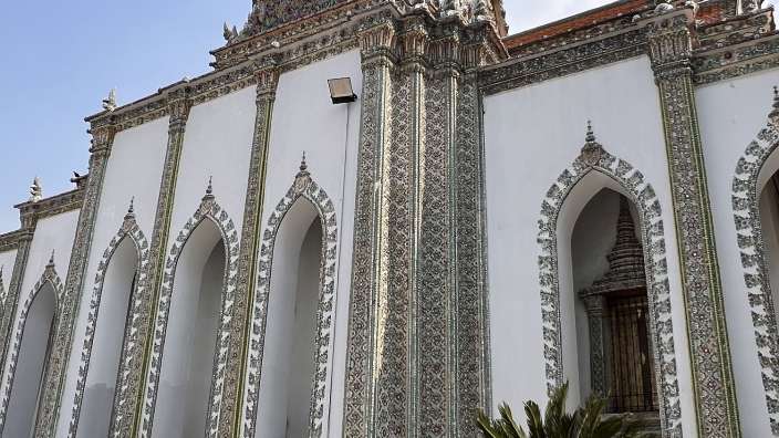 Ein weißes Gebäude mit grünen und silbernen Verzierungen