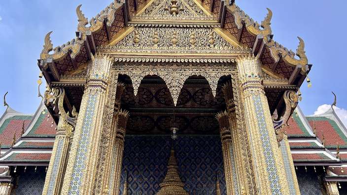Ein großer goldener Tempel mit einer blauen Decke