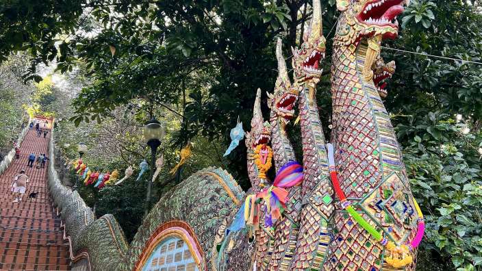 Eine Statue eines Drachen auf einer Treppe