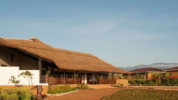 Ein Haus mit Strohdach und einem Schild davor